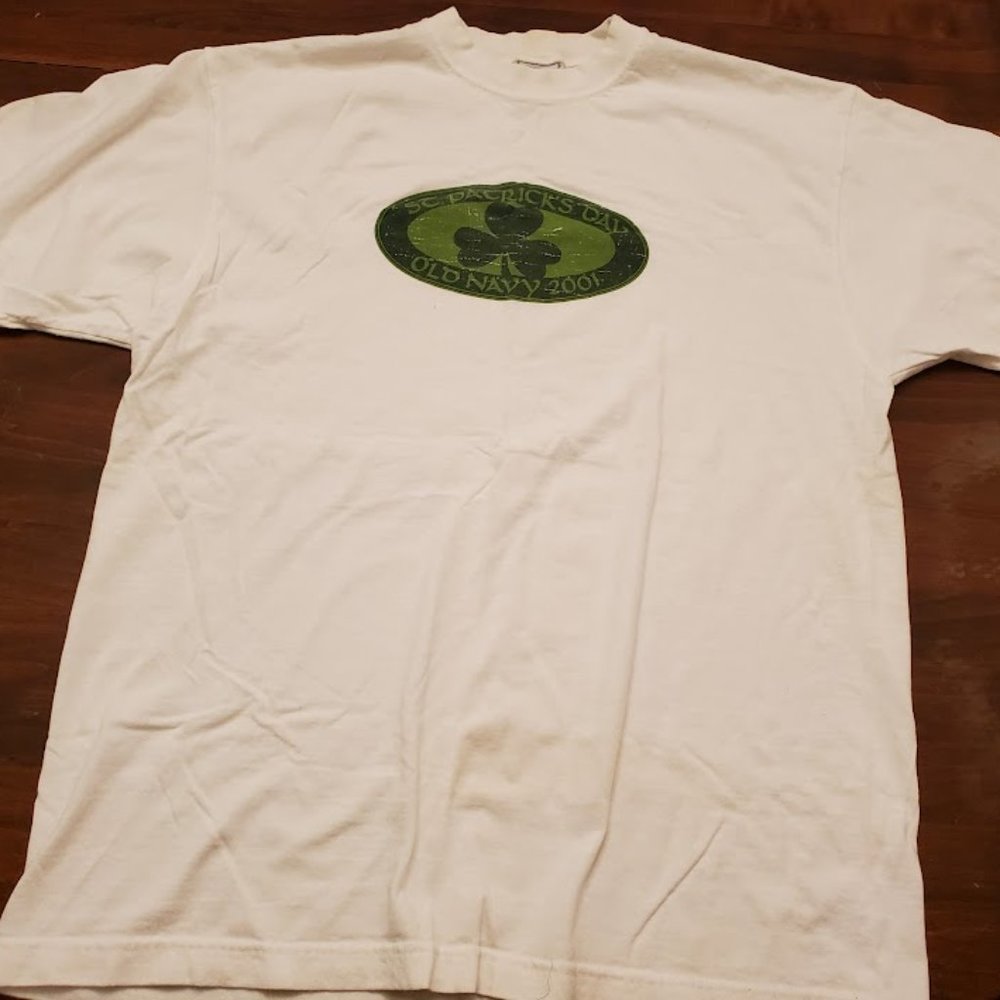 Old Navy Men's Vintage 2001 St. Patrick's Day t-shirt, size L